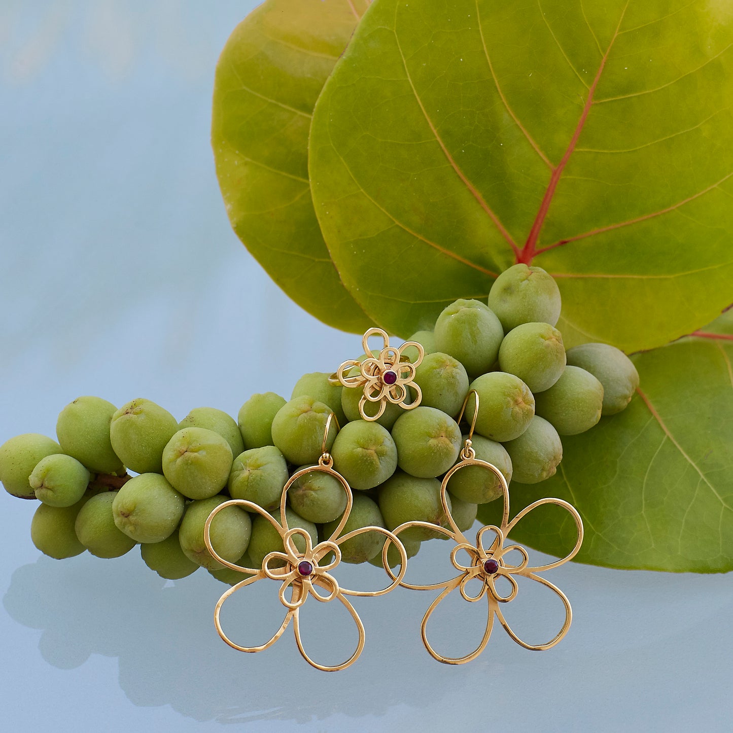 Amorcito Daisy Spinner Earring